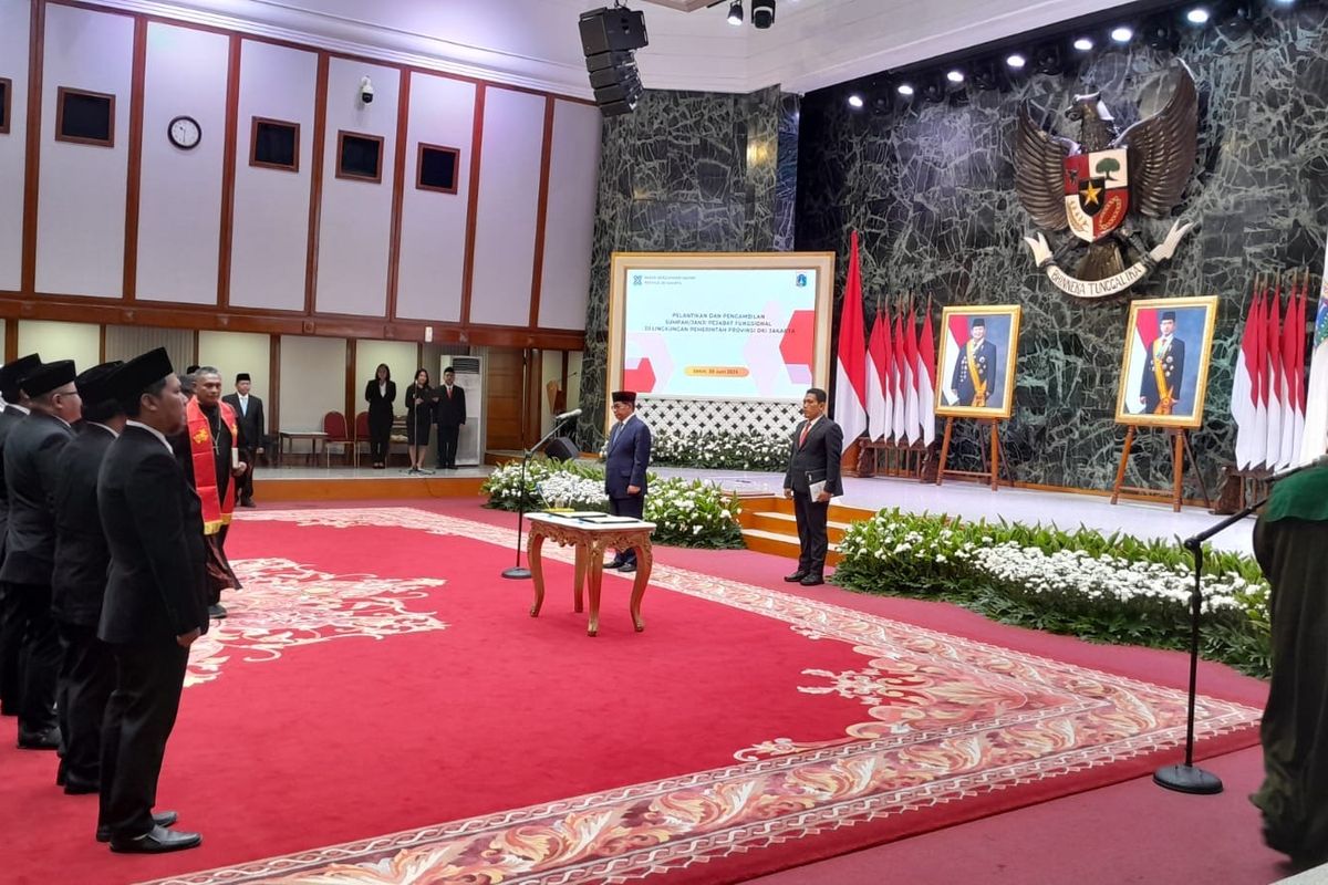 Pramono Lantik 100 Pejabat Fungsional di Balai Kota