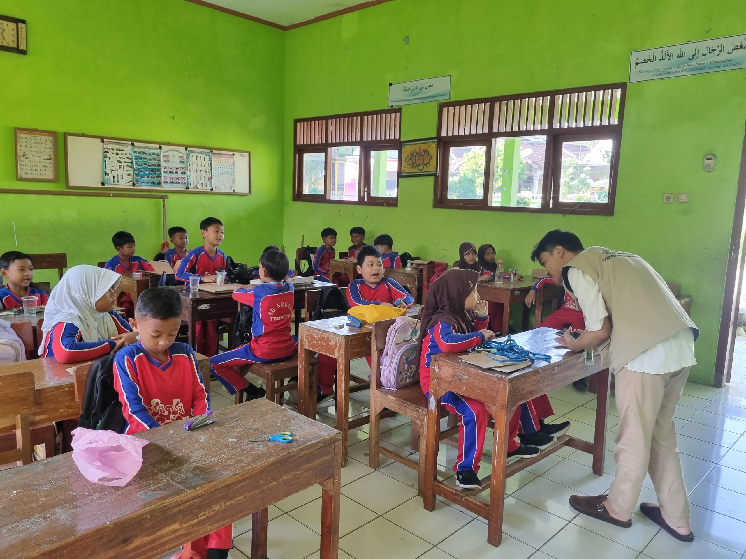 Dukung Lingkungan Bersih, KKN Undip Sosialisasikan Pemilahan Sampah di Sekolah Dasar