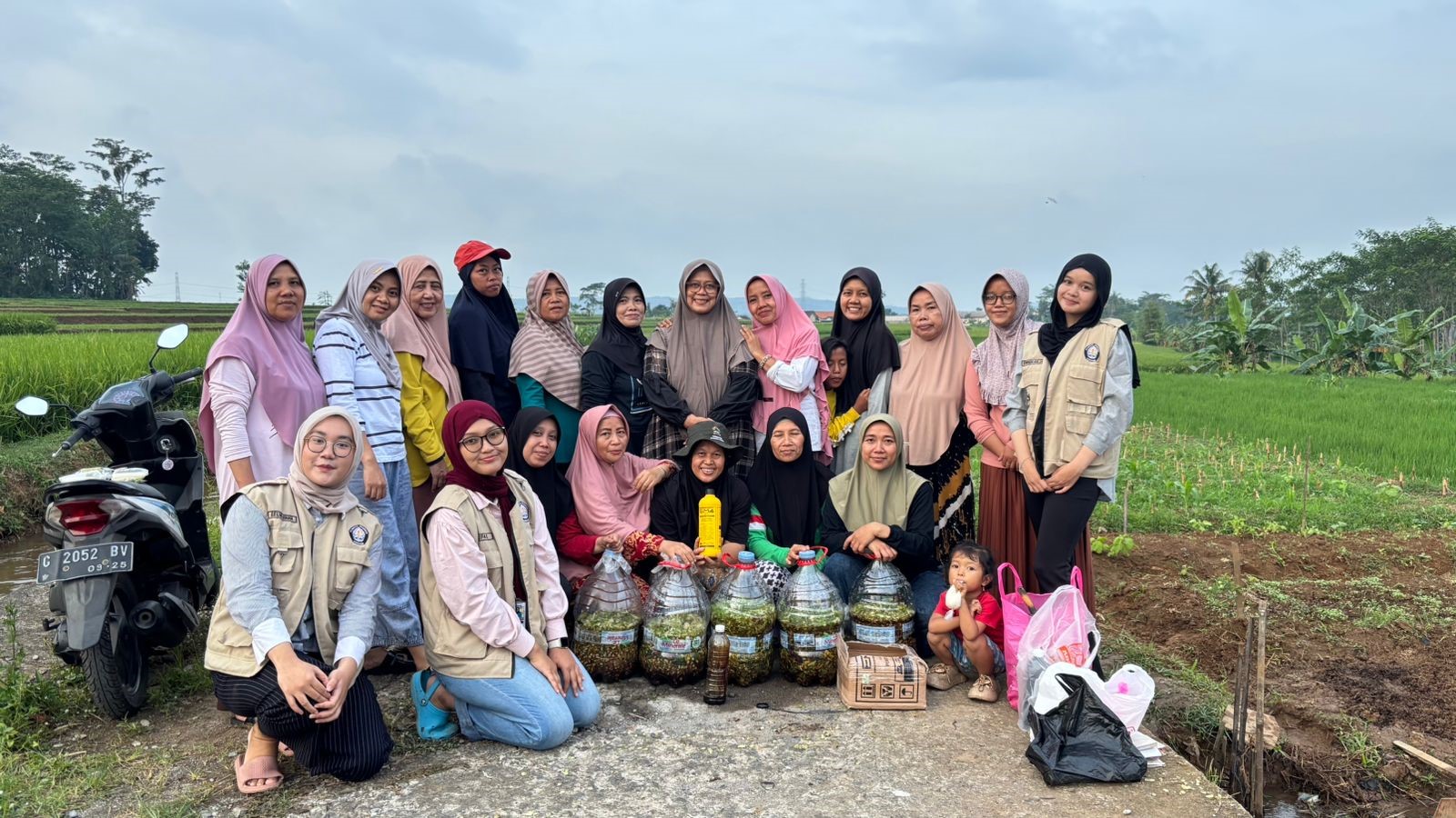 KKN-T TIM 7 UNDIP Latih Ibu-Ibu KWT di Batang Olah Sampah Organik Jadi Pupuk Cair Ramah Lingkungan