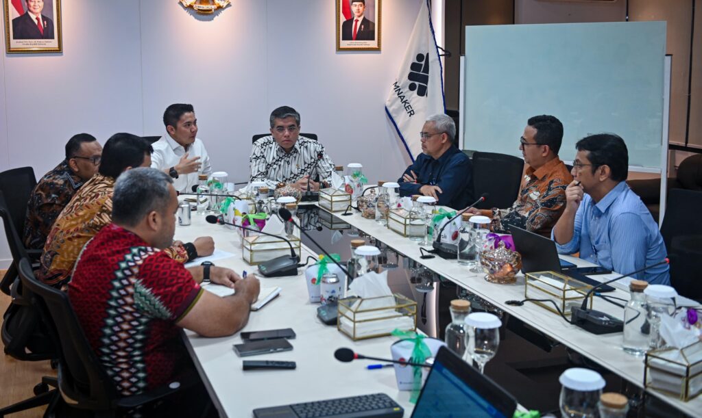 Pastikan Berjalan Optimal, Seskab Teddy Kunjungi Kemnaker Bahas Program Magang Nasional