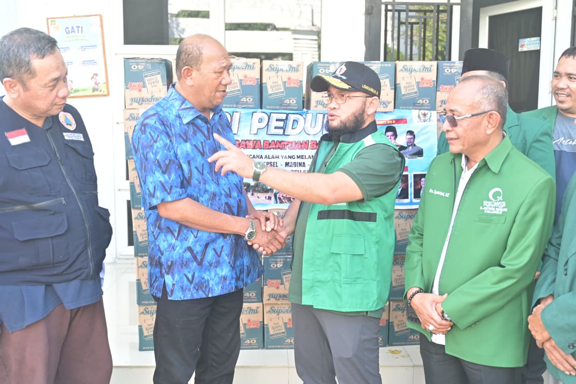 Senator Dedi Iskandar Batubara Serahkan Bantuan Kepada Korban Banjir di Langkat Sumut