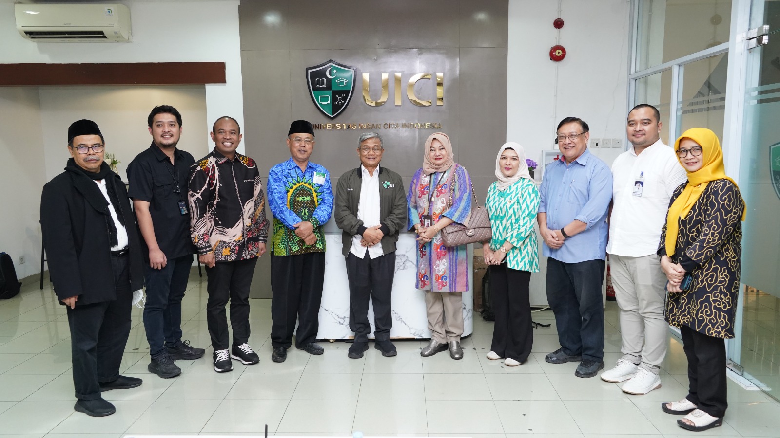 ICMI Serahkan Beasiswa kepada 8 Mahasiswa UICI, Perkuat Akses Pendidikan dan Pengembangan SDM