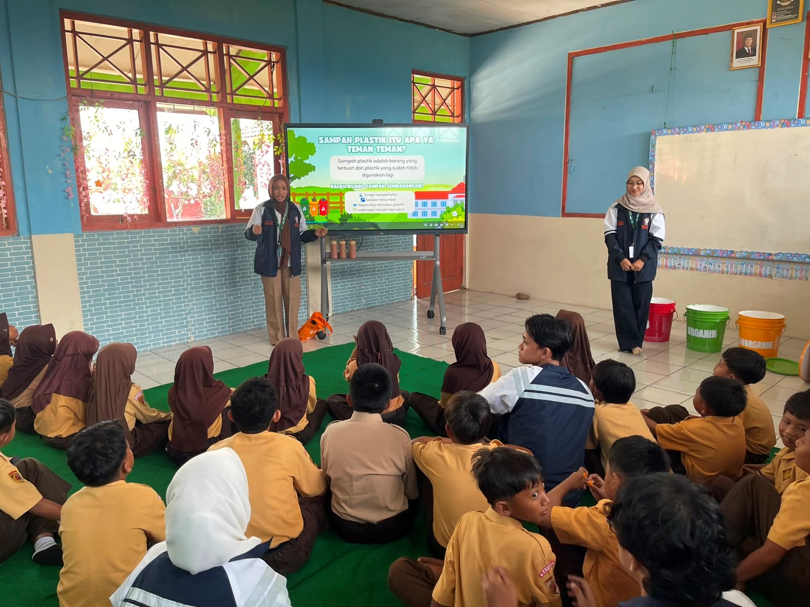 Wujudkan SDGs 12 melalui Edukasi 3R, Mahasiswa KKN Tematik 81 Universitas Diponegoro Ajak Siswa SD Desa Amongrogo Daur Ulang Tutup Botol Bekas